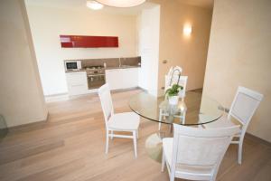 Kuchyňa alebo kuchynka v ubytovaní Lazise Boutique Apartment Lago e Relax