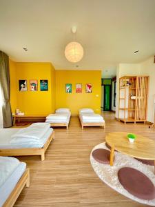 um quarto com quatro camas e uma mesa em Chacha Tyme Pool Villa Khaoyai em Wangkata