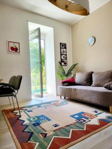 a living room with a couch and a rug at Ferienwohnung Vogtland in Plauen
