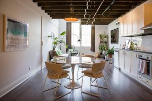 uma cozinha com mesa e cadeiras num quarto em Loft-Style Living - Sophisticated Urban Retreat em Sydney