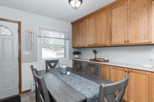 Φωτογραφία από το άλμπουμ του 3 Bedroom Haven of Rest-5 Minutes from Mayo Clinic! στο Ρότσεστερ