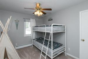 Habitación con 2 literas y ventilador de techo. en 3 Bedroom Haven of Rest-5 Minutes from Mayo Clinic!, en Rochester