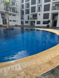 uma grande piscina azul em frente a um edifício em Agadir Bay 2 em Agadir