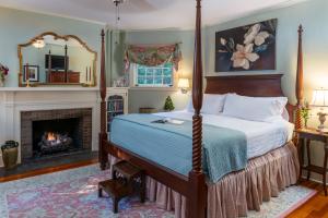阿什維爾的住宿－Pinecrest Bed & Breakfast，一间卧室配有一张床和一个壁炉