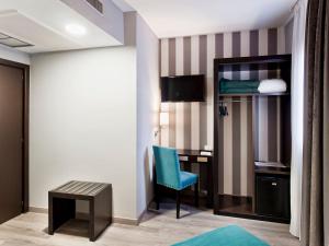 Habitación con escritorio, cama y habitación con cama en Hotel Zentral Parque, en Valladolid