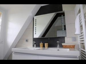 a bathroom with a sink and a mirror at Le Pressoir de Bigard - chaumière normande - 8 personnes in Campigny