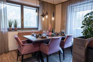 une salle à manger avec une table et des plantes dans l'établissement Apart Sailers, à Sankt Anton am Arlberg