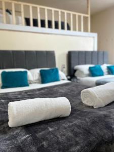 Кровать или кровати в номере Tudors eSuites Budget Apartments
