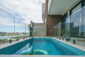 Hồ bơi trong/gần Waterfront at Martha Cove - Premium Poolside Luxury