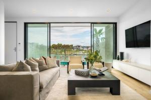 Khu vực ghế ngồi tại Waterfront at Martha Cove - Premium Poolside Luxury