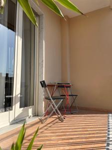 une chaise assise sur une terrasse couverte avec une table dans l'établissement B&B D'Aponte Home, à Volla