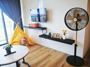 TV a/nebo společenská místnost v ubytování Hanns&FreeWIFI&Washer+Pool@SunshineComfortHMStay3