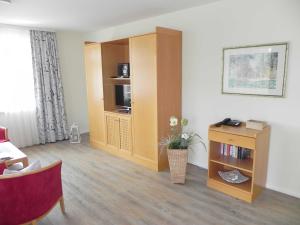 ein Wohnzimmer mit einem Bücherregal und einem Schrank in der Unterkunft Ferienwohnung 3 26 Inselstrand in Ahlbeck