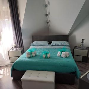 um quarto com uma cama com lençóis e almofadas verdes em Casa vacanze Europa em Leonforte