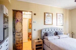a bedroom with a large bed and a kitchen at [3' a piedi dal mare] CASITA DEL MAR...Mare & Arte in Grottammare