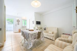 ein Wohnzimmer mit einem Tisch und Stühlen in der Unterkunft Villa Francesca in Forte dei Marmi