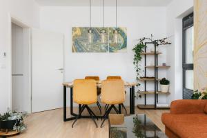 Posezení v ubytování The Forest - Luxe Central Apt with free secured parking