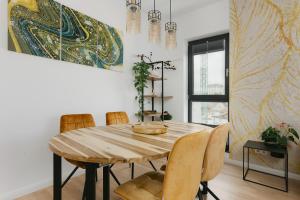 Posezení v ubytování The Forest - Luxe Central Apt with free secured parking