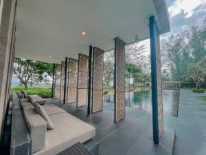 uma sala de estar aberta com vista para a água em Baan Mai Khao apartments Phuket em Praia de Mai Khao