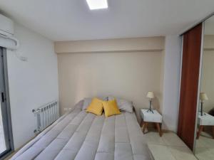 En eller flere senge i et værelse på BELLISIMO, Amplio, a solo100 metros del RIO, la zona VIP de Rosario!!!