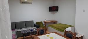 un soggiorno con un divano e un tavolo di Apartman Boba a Ruma