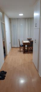 un soggiorno con tavolo e sala da pranzo di Apartman Boba a Ruma
