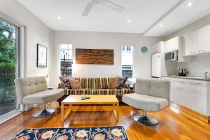 Gallery image of Modern meets Tropical in this Free-standing Home in Cairns North