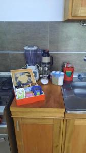 eine Küchentheke mit Kaffeemaschine und Mixer in der Unterkunft Como en Casa in Posadas