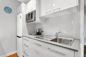 Gallery image of Modern meets Tropical in this Free-standing Home in Cairns North +29 photos