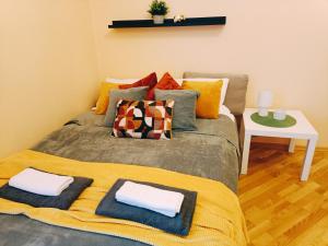 Кровать или кровати в номере Riga Central street Cozy Apartment