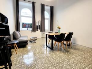 a living room with a table and chairs at City Apartment Schotten Vienna in Vienna