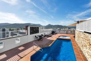 Coastal Chic in Heart of Cairns with Rooftop Pool tesisinde veya buraya yakın yüzme havuzu