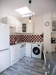 a kitchen with a washing machine and a dishwasher at Logement Le Serein in Toulon