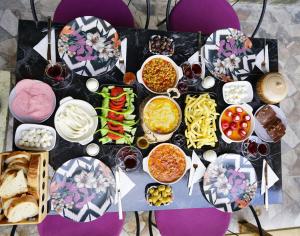 Ein Tisch mit einem Haufen Essen drauf. in der Unterkunft PUSLİ DAĞ EVLERİ in Rize