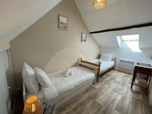 Habitación pequeña con cama y escritorio. en Les sables d’or avec billard: Château & Beauval, en Lanthenay