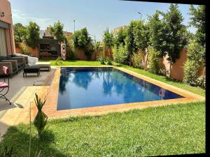 una piscina nel cortile di una casa di Villa Novia a Marrakech