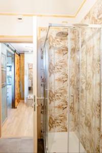 a shower in a room with a glass door at [3' a piedi dal mare] CASITA DEL MAR...Mare & Arte in Grottammare