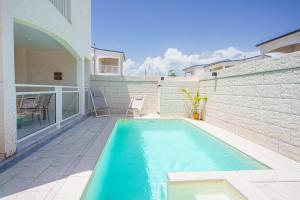 una piscina en el patio trasero de una casa en Villa des Pentas – Chaleureuse Villa moderne avec piscine, en Baie-Mahault