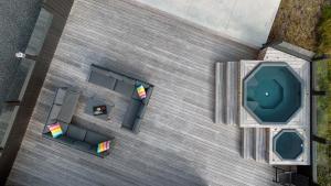Luxurious 4BR Summerhouse with Hot Tub and Sauna في سيلفوس: اطلالة علوية على منزل به مسبح