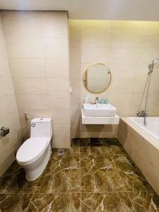 ein Badezimmer mit einem WC, einem Waschbecken und einer Badewanne in der Unterkunft FLC Apartment Beach Quy Nhơn in Quy Nhon