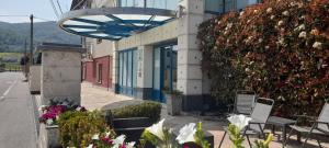 un bâtiment avec des fleurs sur son côté dans l'établissement Hotel Ceretto, à Busca
