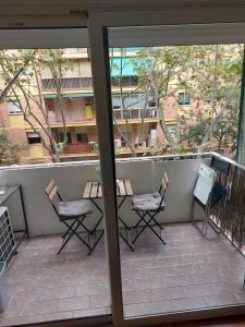 a patio with a table and chairs on a balcony at Apartamento tranquilo cerca de la Sagrada Familia in Barcelona