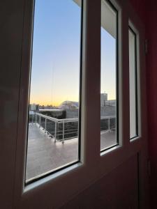 a window in a room with a view of a boardwalk at Brisas, Departamento Temporario en Puerto Madryn in Puerto Madryn