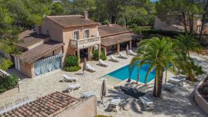an aerial view of a house with a swimming pool at Grande Villa entre Cannes St Tropez in Puget-sur Argens