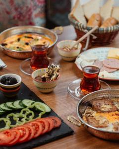 una tavola con piatti e ciotole di cibo di Shafran B&B a Bukhara