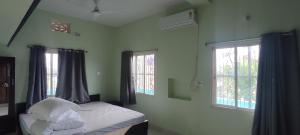 Postel nebo postele na pokoji v ubytování Gaur Homestay Deluxe AC Apartments