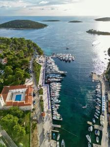 una vista aérea de un puerto deportivo con barcos en el agua en Apartments Hortenzija, en Maslinica