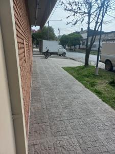 una bicicletta parcheggiata su un marciapiede di mattoni accanto a un edificio di Ganesha Abasto Apartments a San Miguel de Tucumán