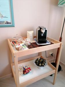 een tafel met een koffiezetapparaat en eten erop bij Pepe's apartment in Siracusa