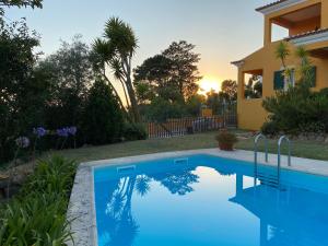 una piscina en un patio con una casa en Countryside & Beach House Ericeira - Pêra Miúda, en Ericeira